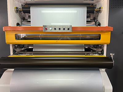Laminadora solventless (sem solvente) triplex, A400-3V